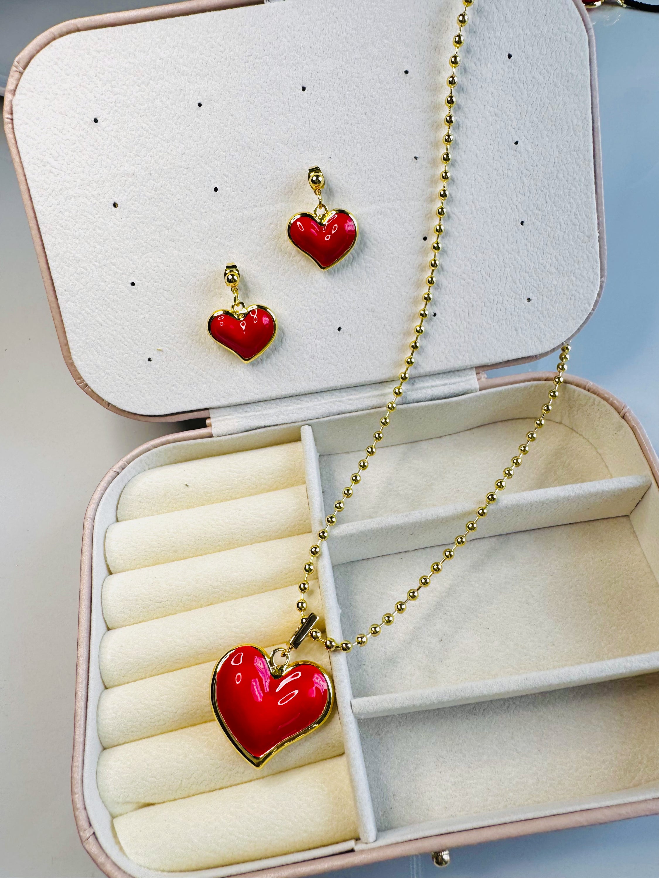Collar de balines y corazón en bronce con baño de oro