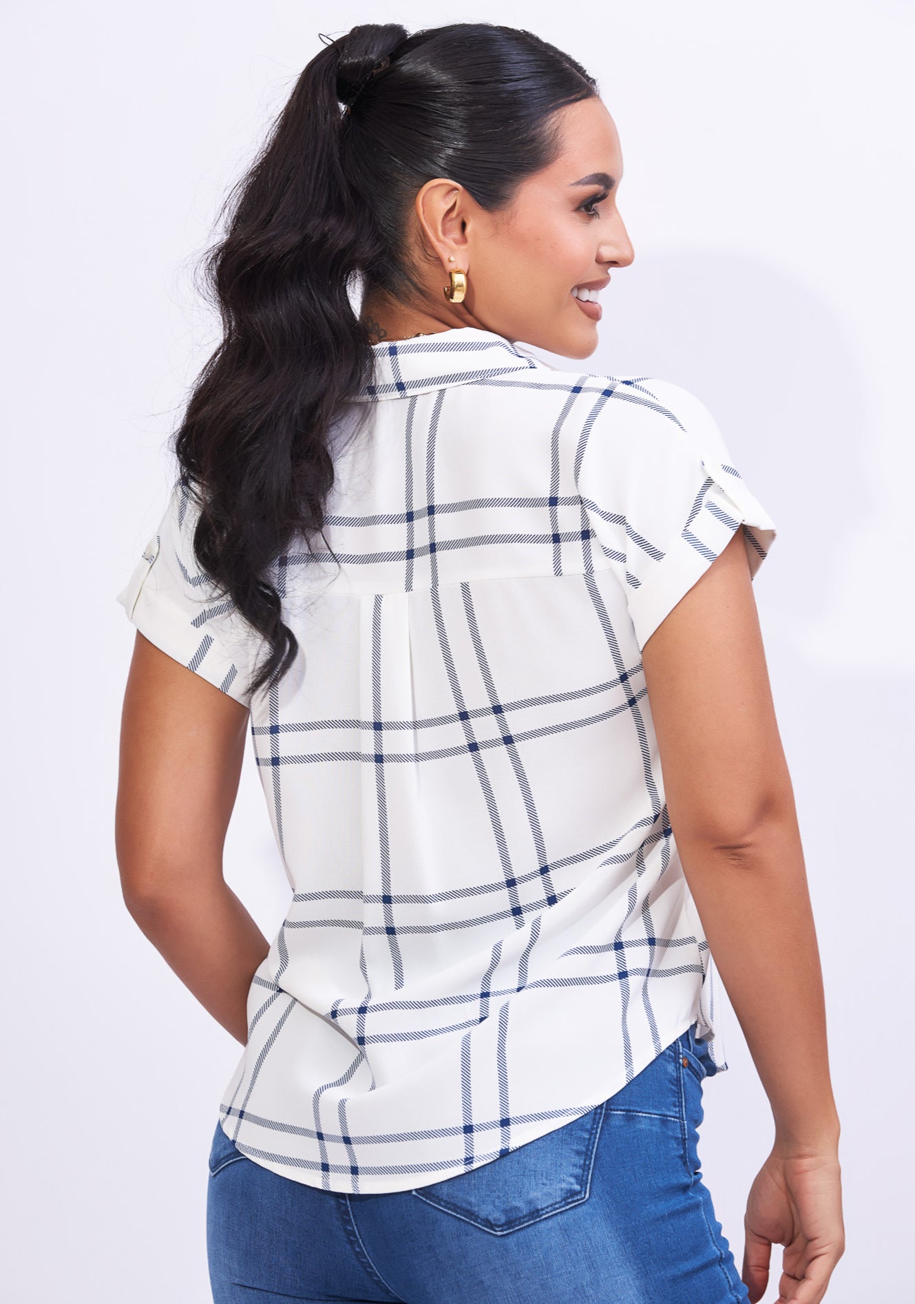 Blusa tipo camisera blanco con azul