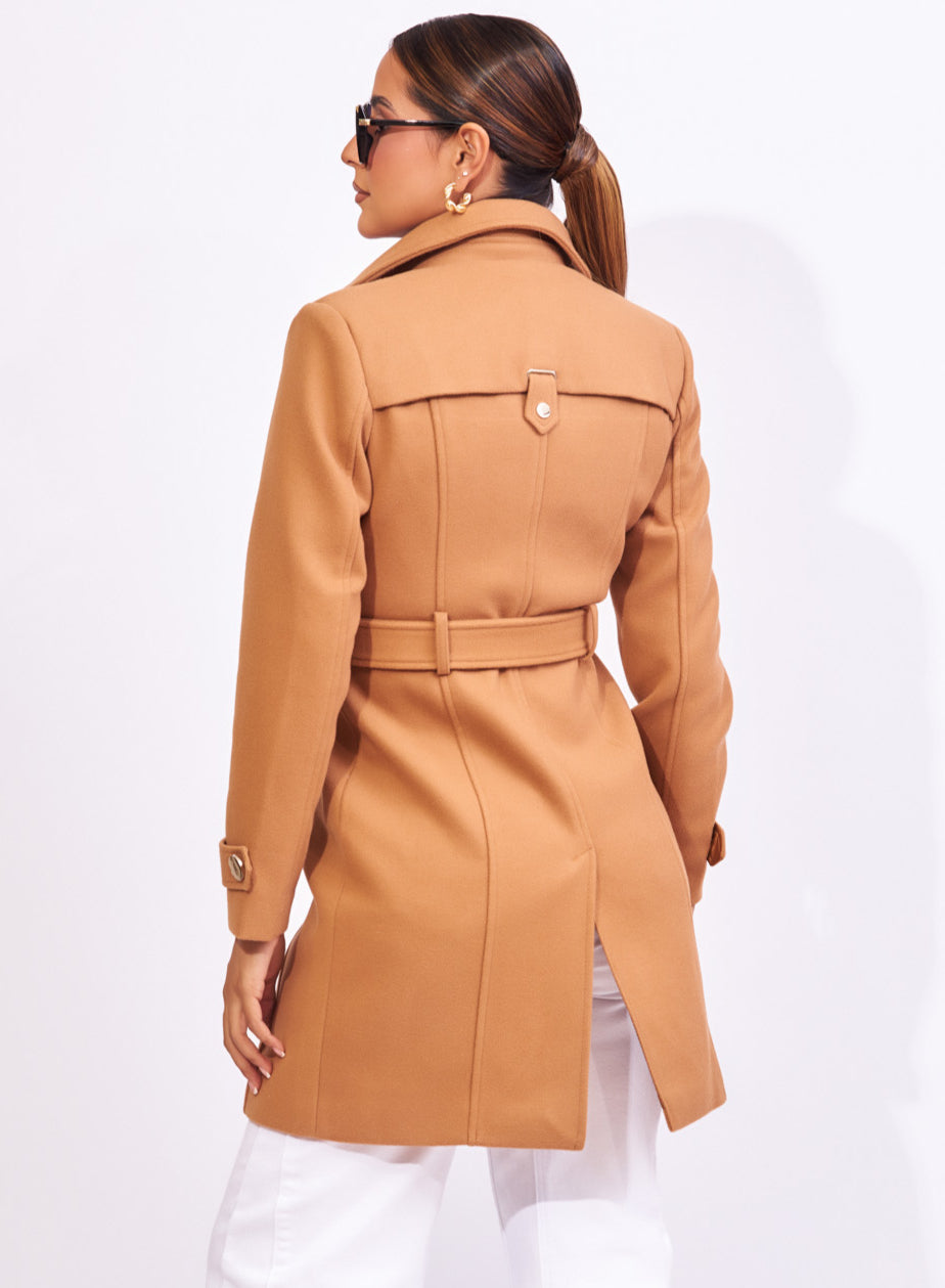 Gabardina color kaki con broches y cinturón