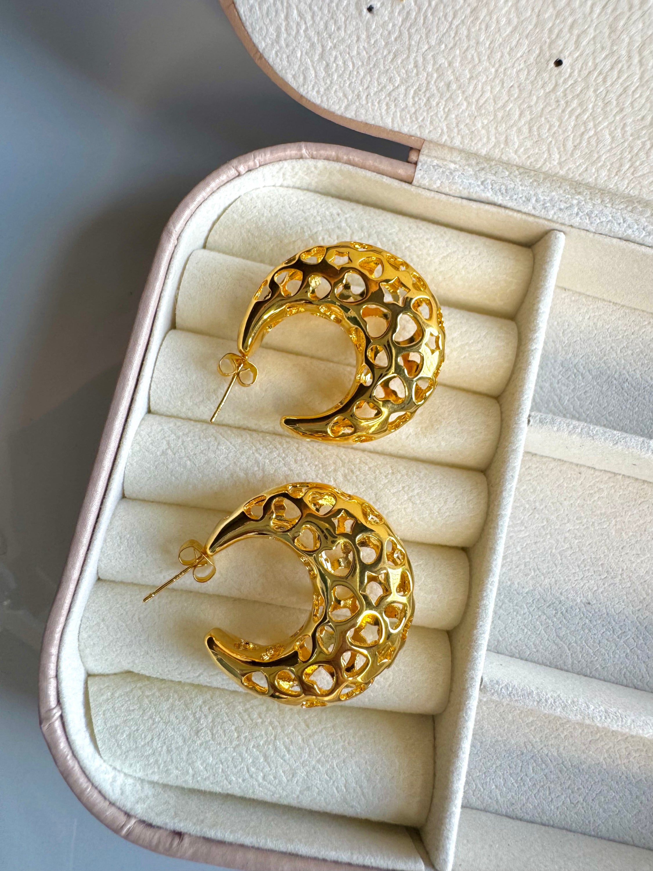 Aretes grandes de media Luna baño de oro