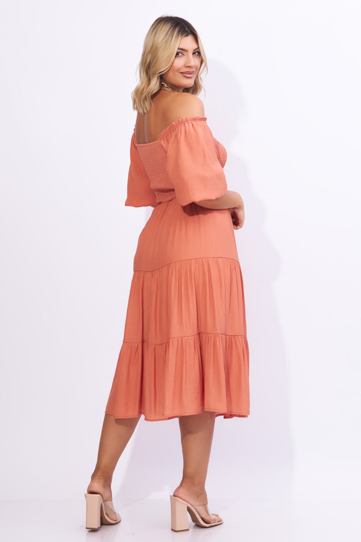 Vestido corte midi en tono albaricoque oscuro