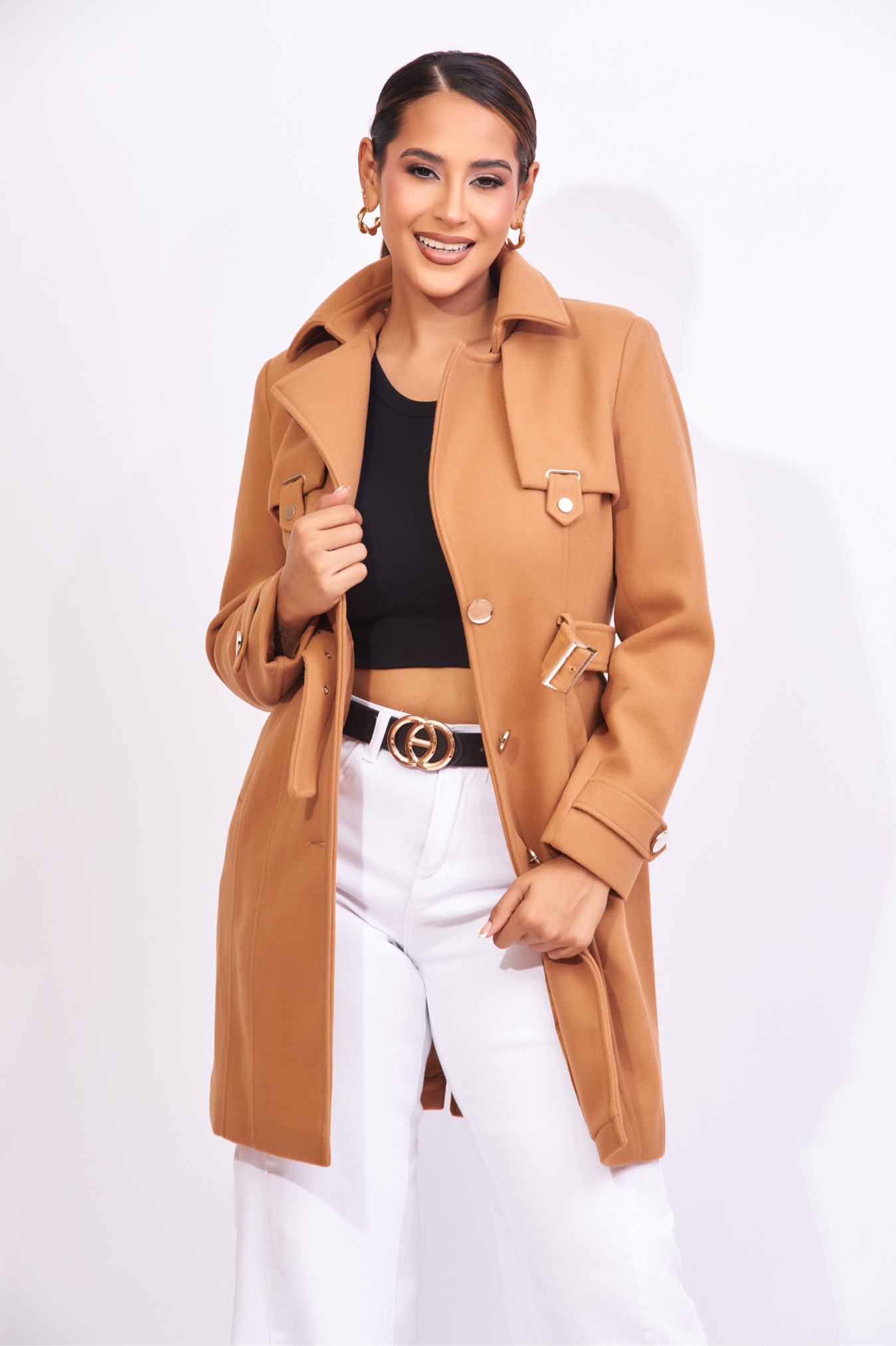 Gabardina color kaki con broches y cinturón