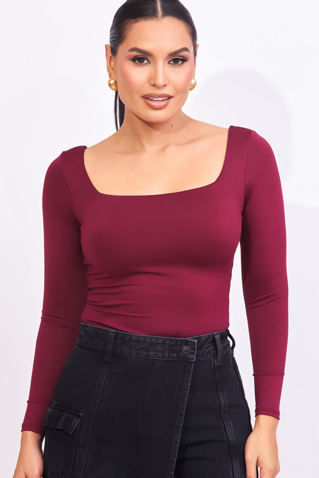 Blusa con ajuste al cuerpo en tela color vino