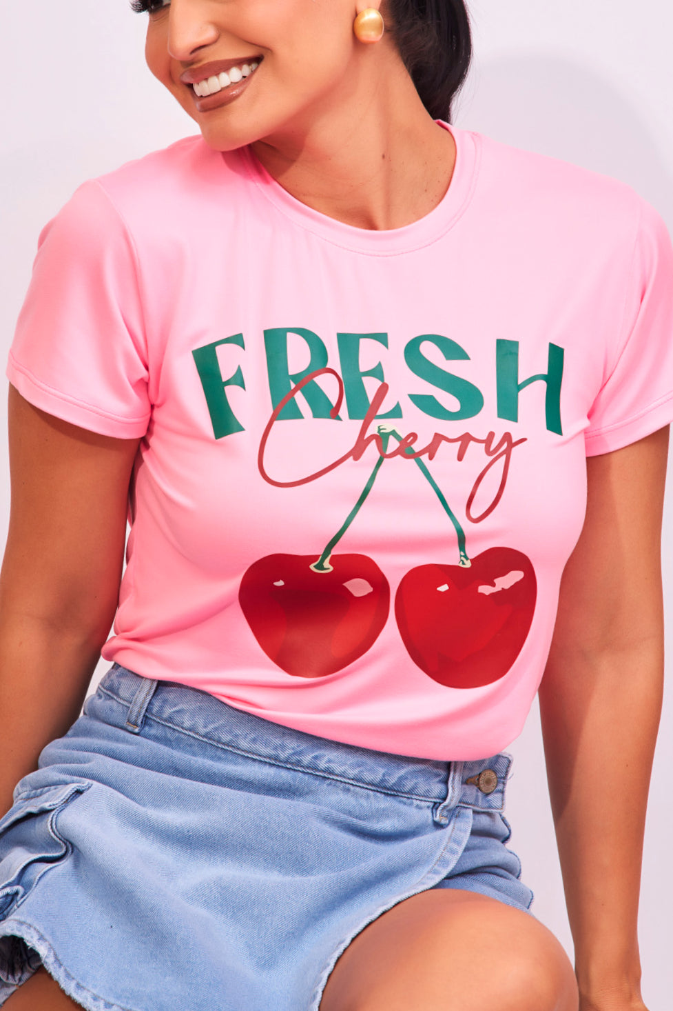 Camiseta en rosado neón con aplique cherry