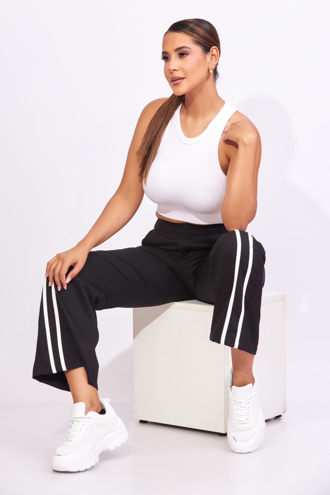 Pantalón con rayas blancas al frente