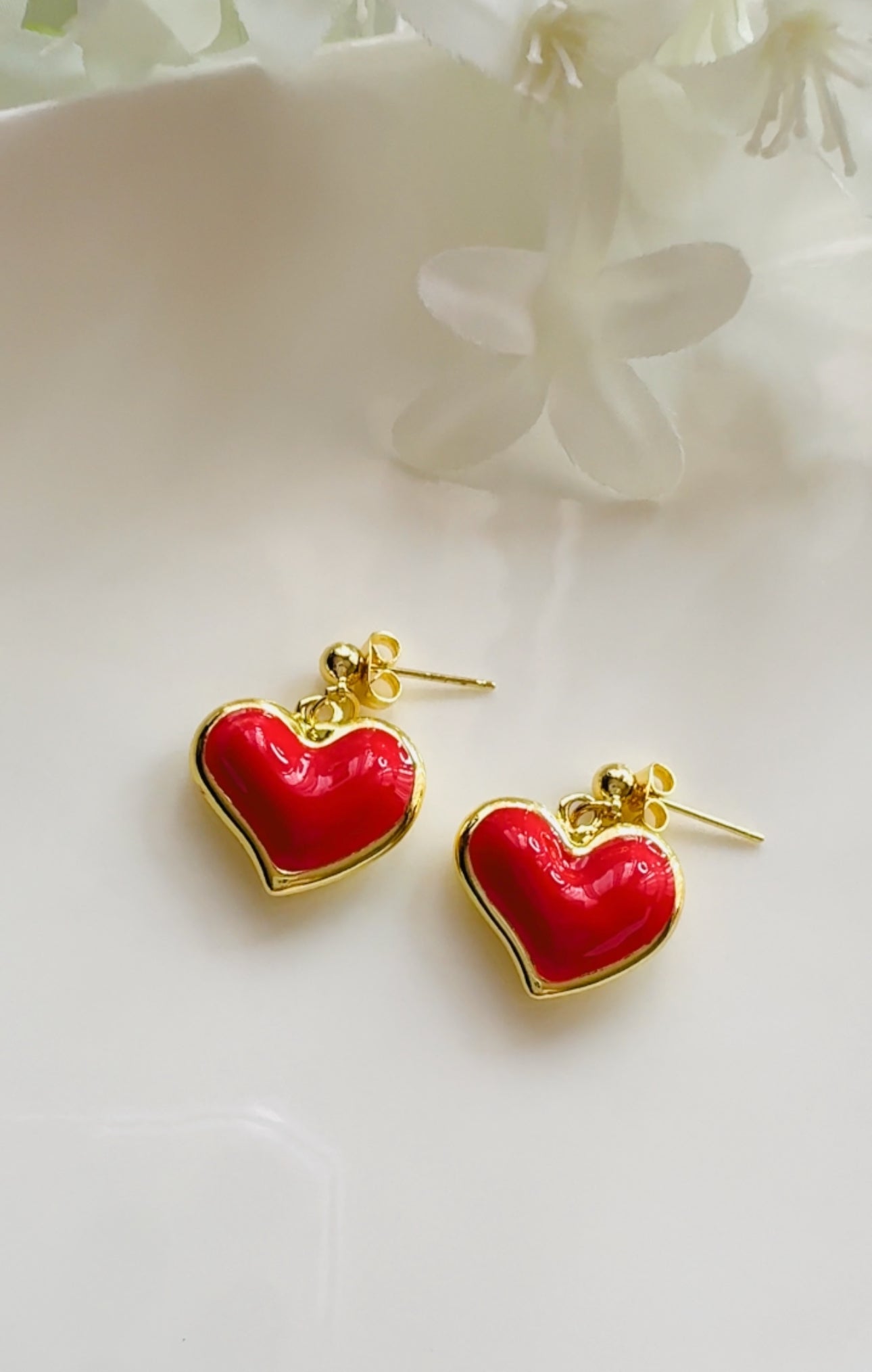 Aretes de corazón en bronce con baño de oro